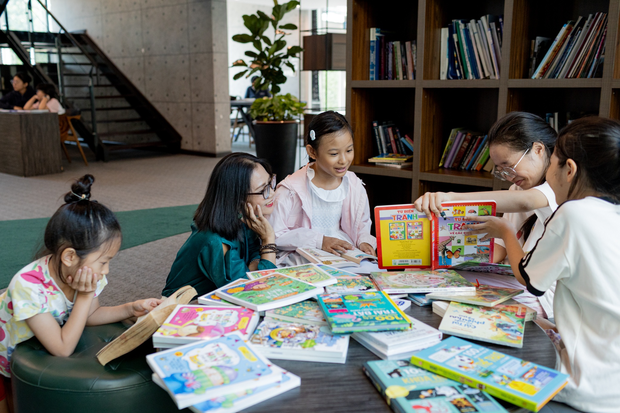 Doc gia nhi hao hung voi hoi sach ngay tai chung cu TP.HCM hinh anh