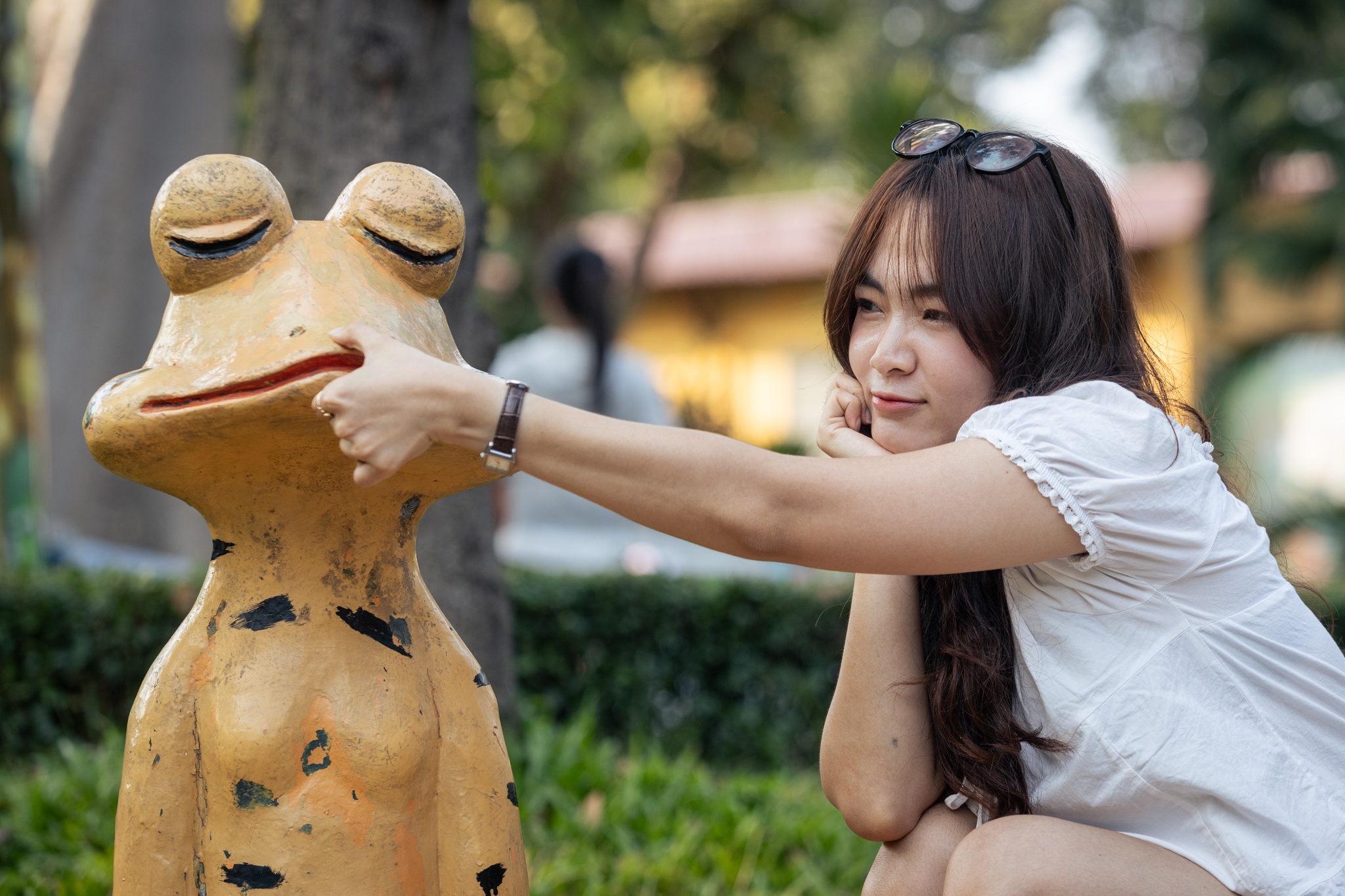 Gioi tre xep hang dai chup anh voi tuong ech o Thao Cam Vien Sai Gon hinh anh