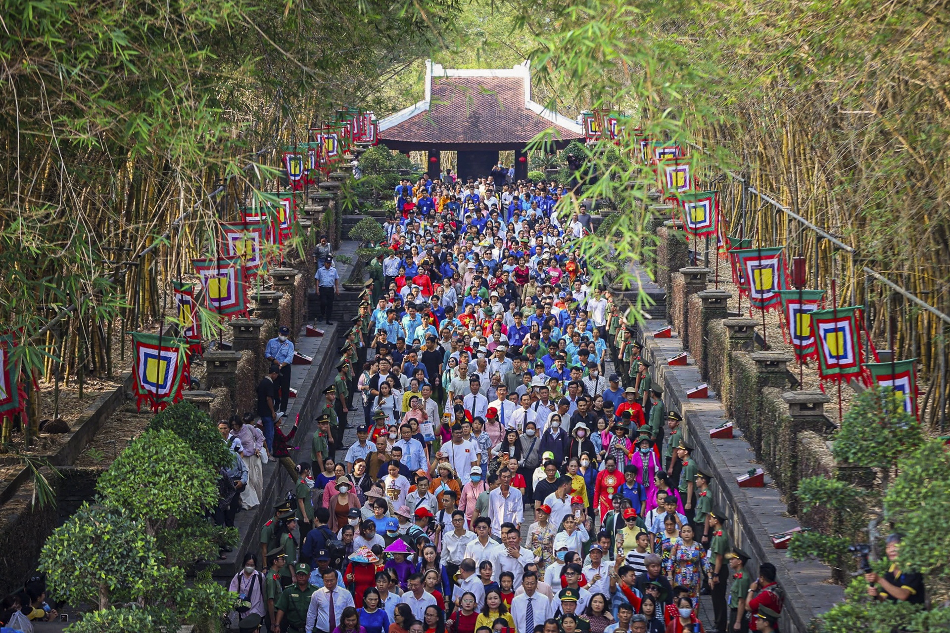 Lanh dao, nguoi dan TP.HCM dang huong gio To Hung Vuong hinh anh