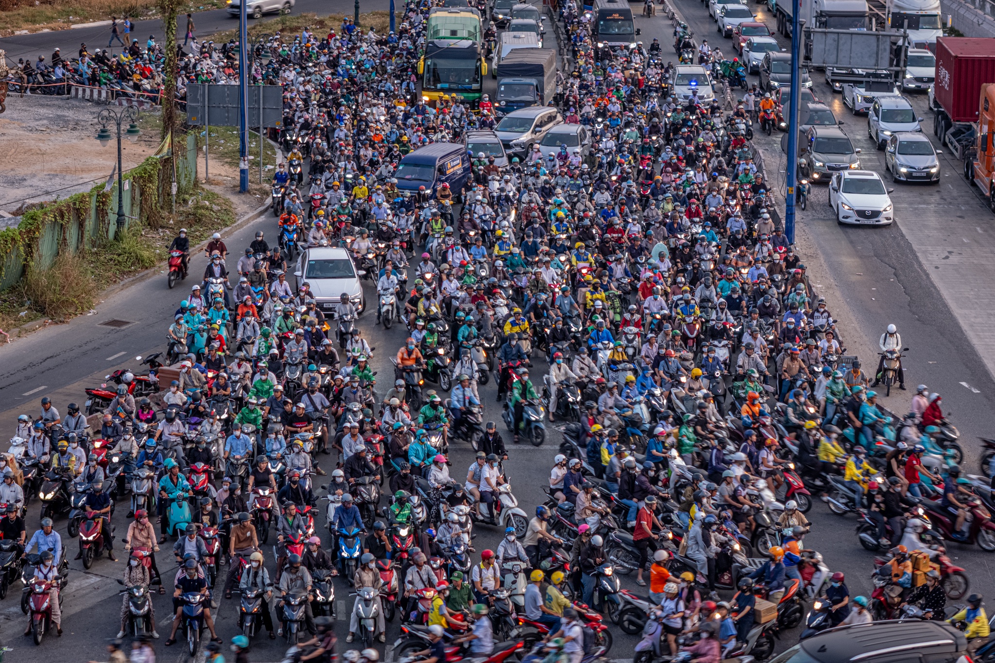 Xe co ken dac o nut giao An Phu truoc ngay nghi le 30/4-1/5 hinh anh