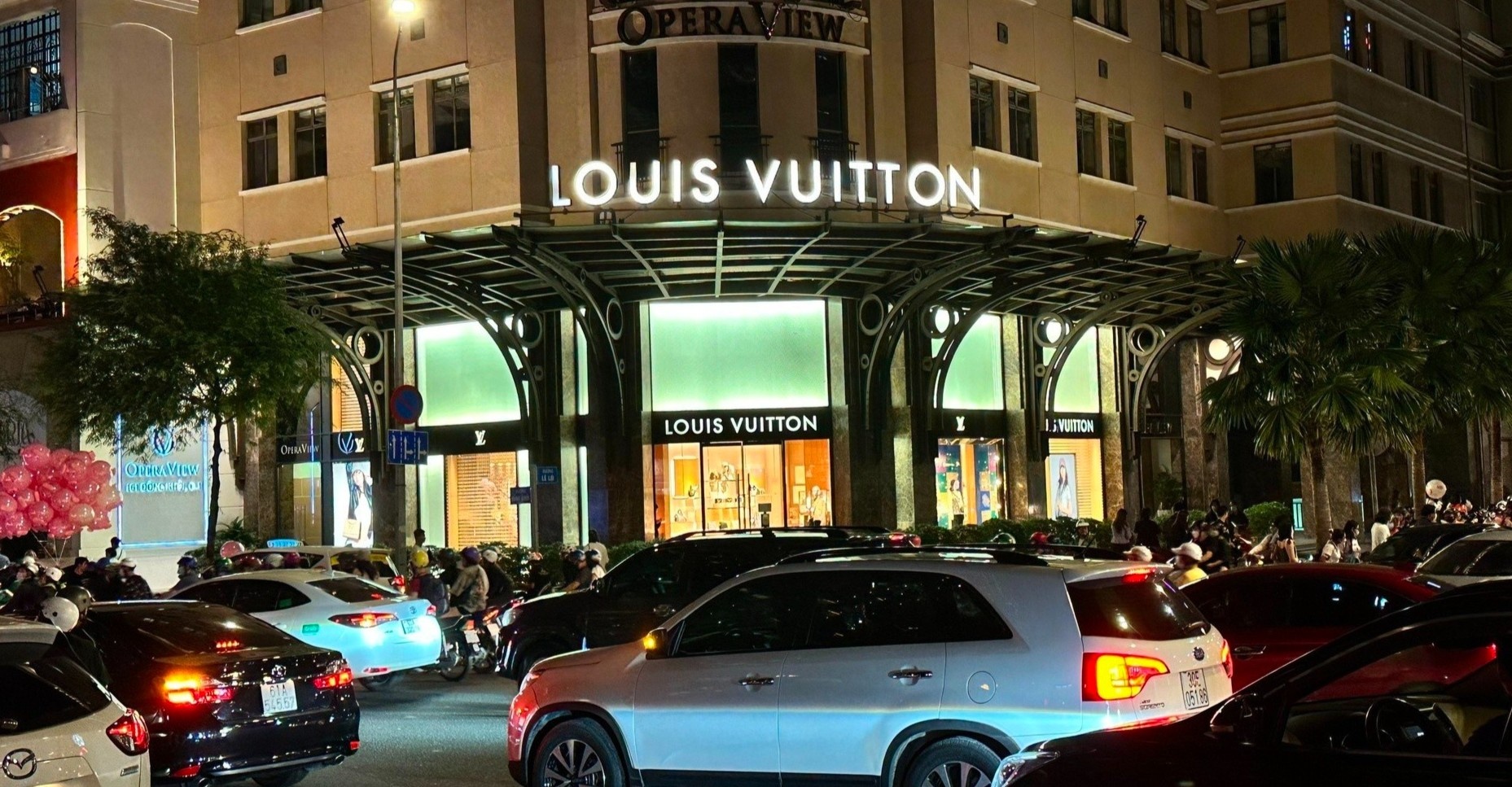 Canh diu hiu cua ga khong lo va nhung tam bien Black Friday that vong hinh anh