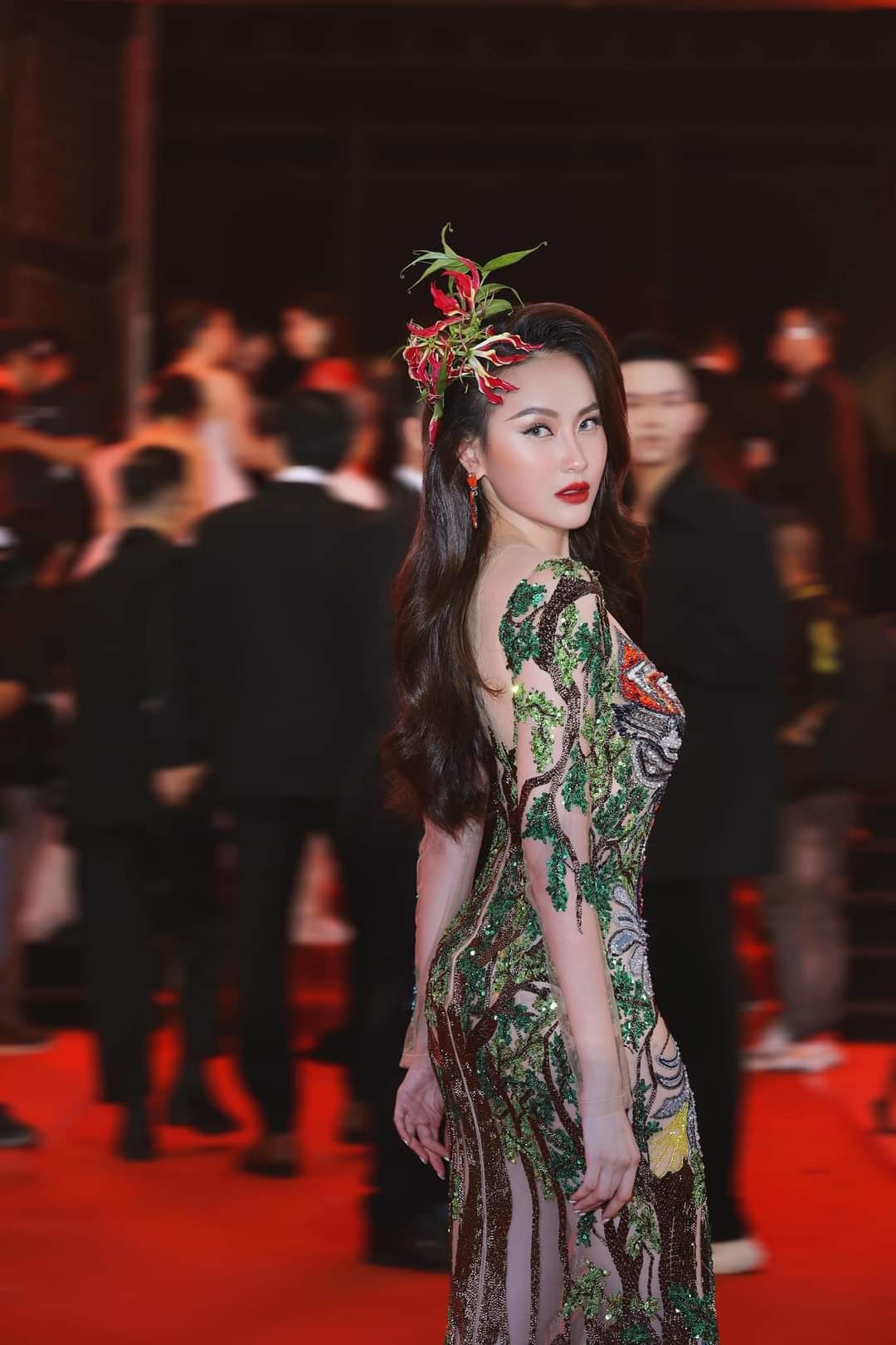 Luong Thuy Linh,  Minh Tu,  Tieu Vy anh 18