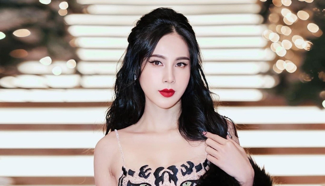 Trang phuc roi ram cua Thuy Tien hinh anh