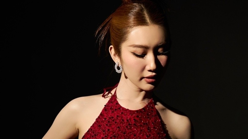 Ket hop gang tay nhu nao de khong bi phan chu nhu Thuy Ngan hinh anh