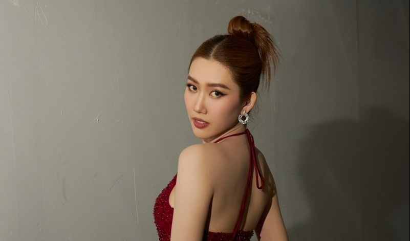 Doi gang tay phan chu cua Thuy Ngan hinh anh