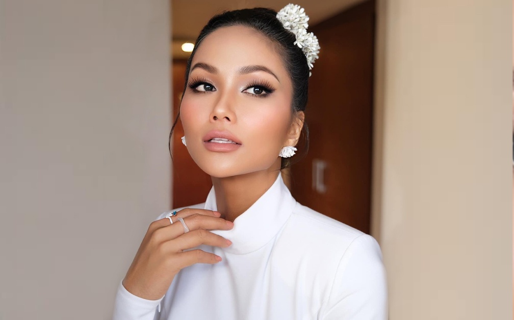 Ly do trang suc toc cua H'Hen Nie phan chu hinh anh