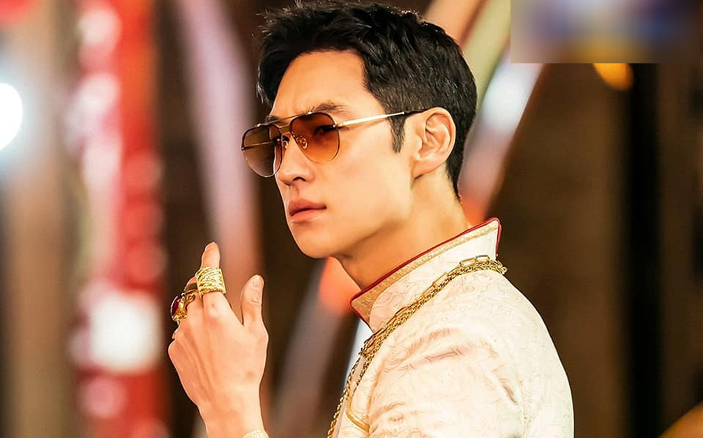 Ao dai Viet Nam cua Lee Je Hoon trong 'Taxi Driver 2' duoc khen hinh anh