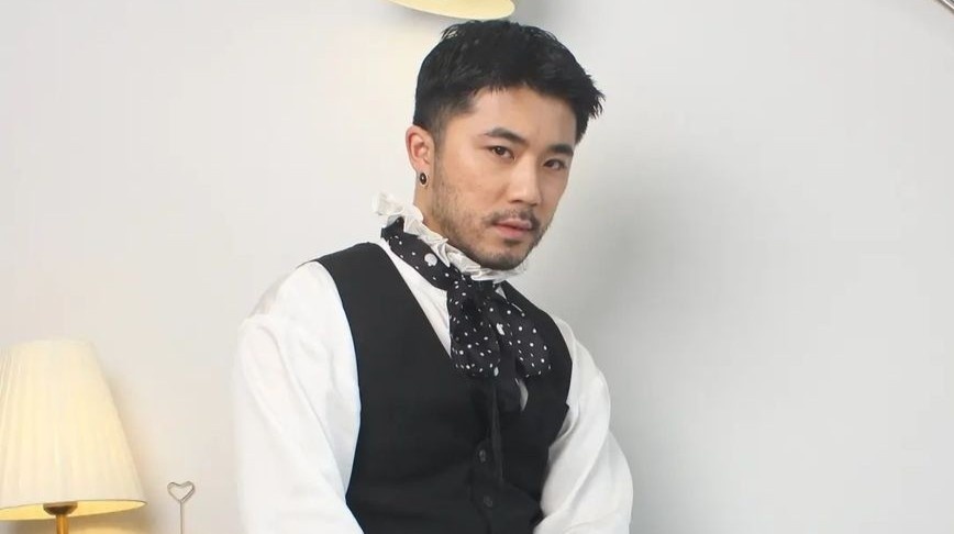 Con re Xuan Hinh mac vay va tranh luan ve nhung sao nam 'gender fluid' hinh anh