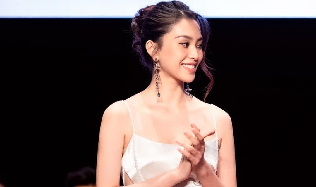 Sai lam tru chan khi di giay cao got cua Quynh Anh Shyn va Tieu Vy hinh anh