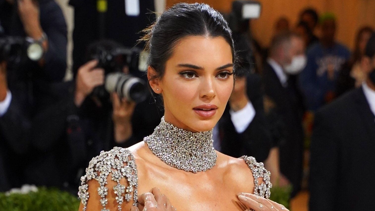 Dan my nhan dua nhau dien 'vay khoa than' hinh anh