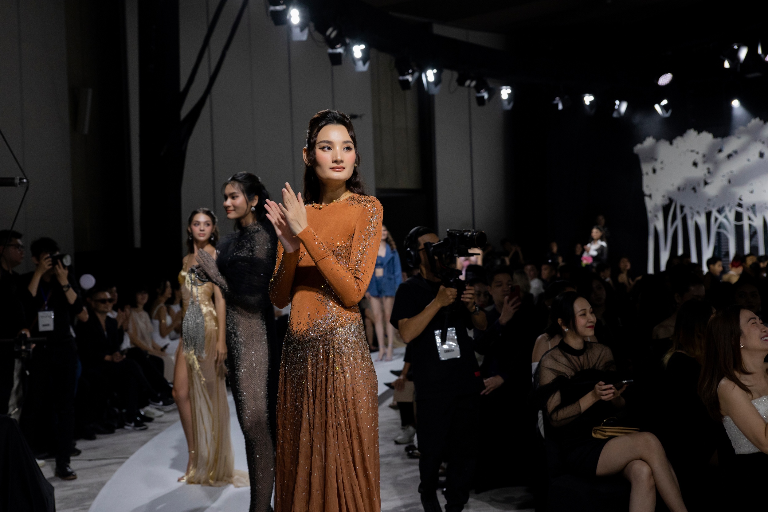 Show diễn Lê Thanh Hòa ảnh 4 Show dien Le Thanh Hoa anh 4