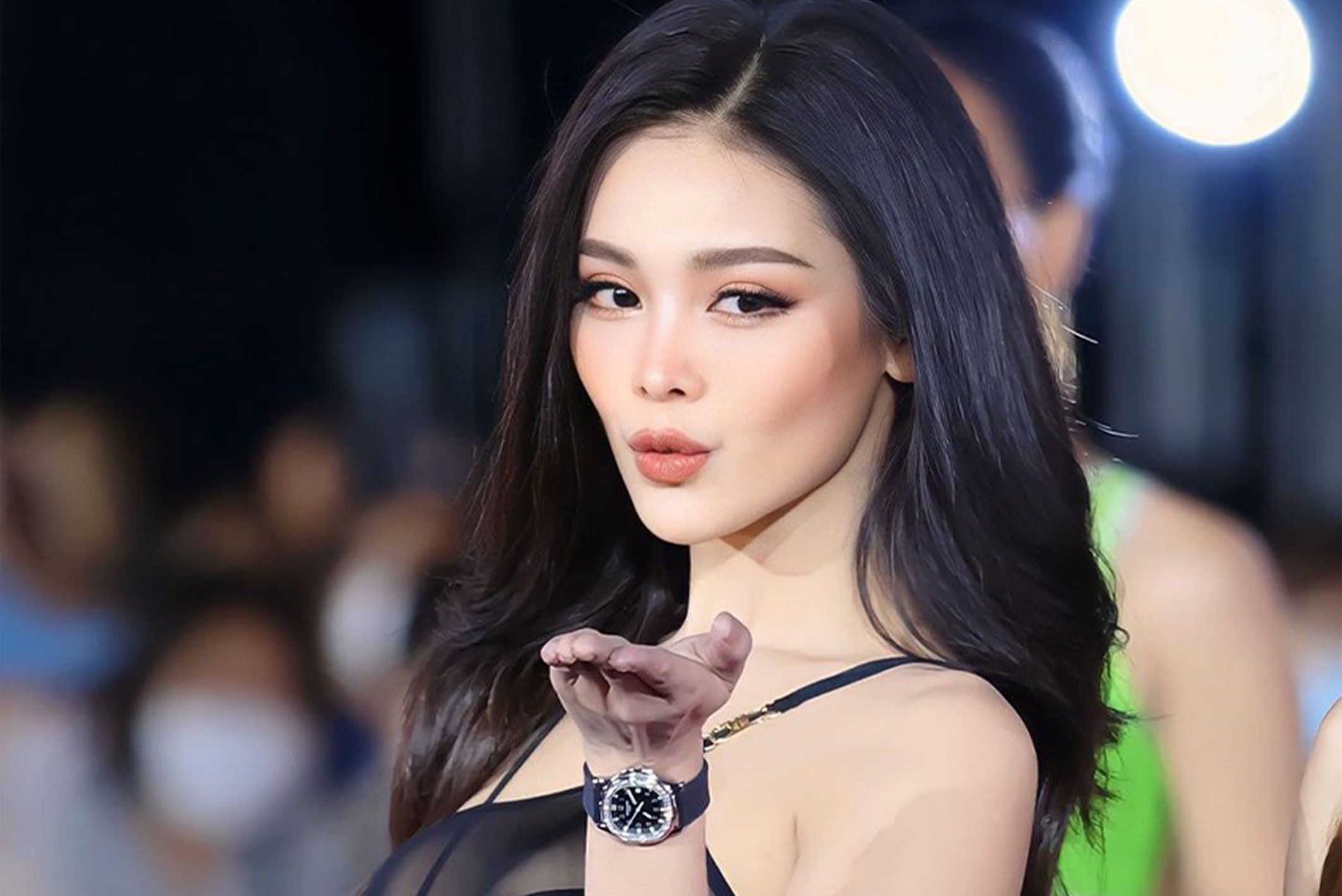 Ly do trang phuc xuyen thau cua Hoa hau Engfa Waraha gay tranh luan hinh anh