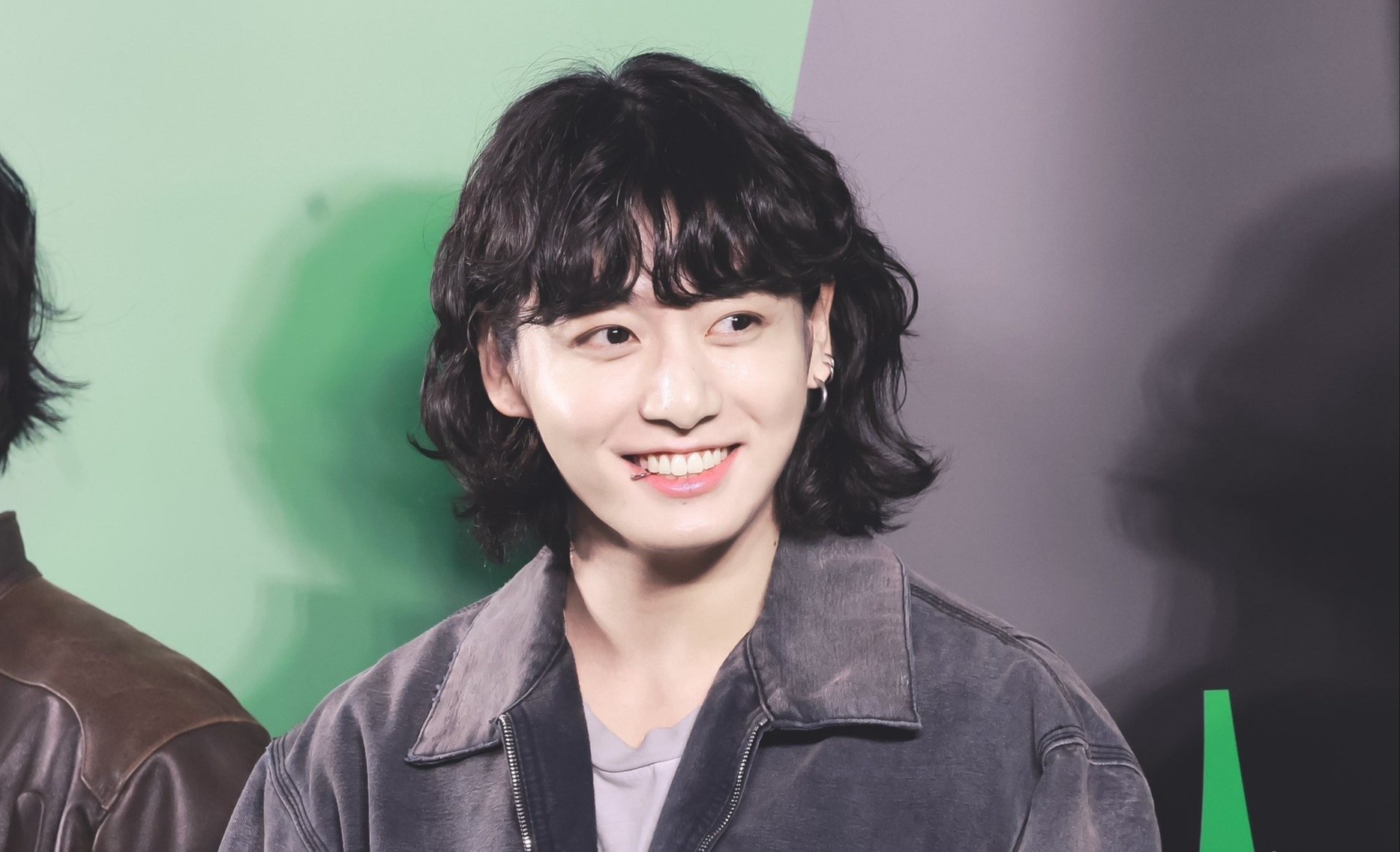 Nguoi dan ong 25 tuoi quyen ru nhat the gioi va mai toc gay tranh luan hinh anh