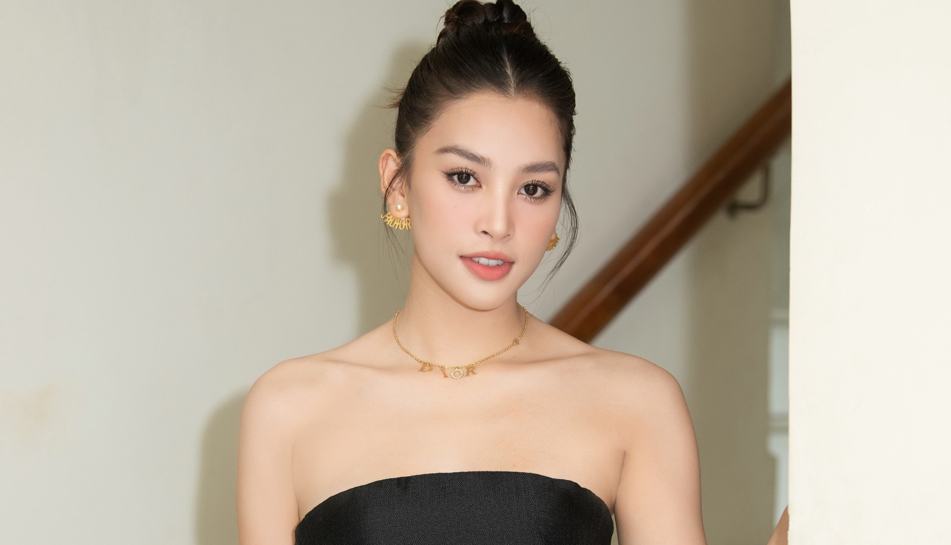 Hoa hau Tieu Vy quyen ru voi dam cup nguc hinh anh