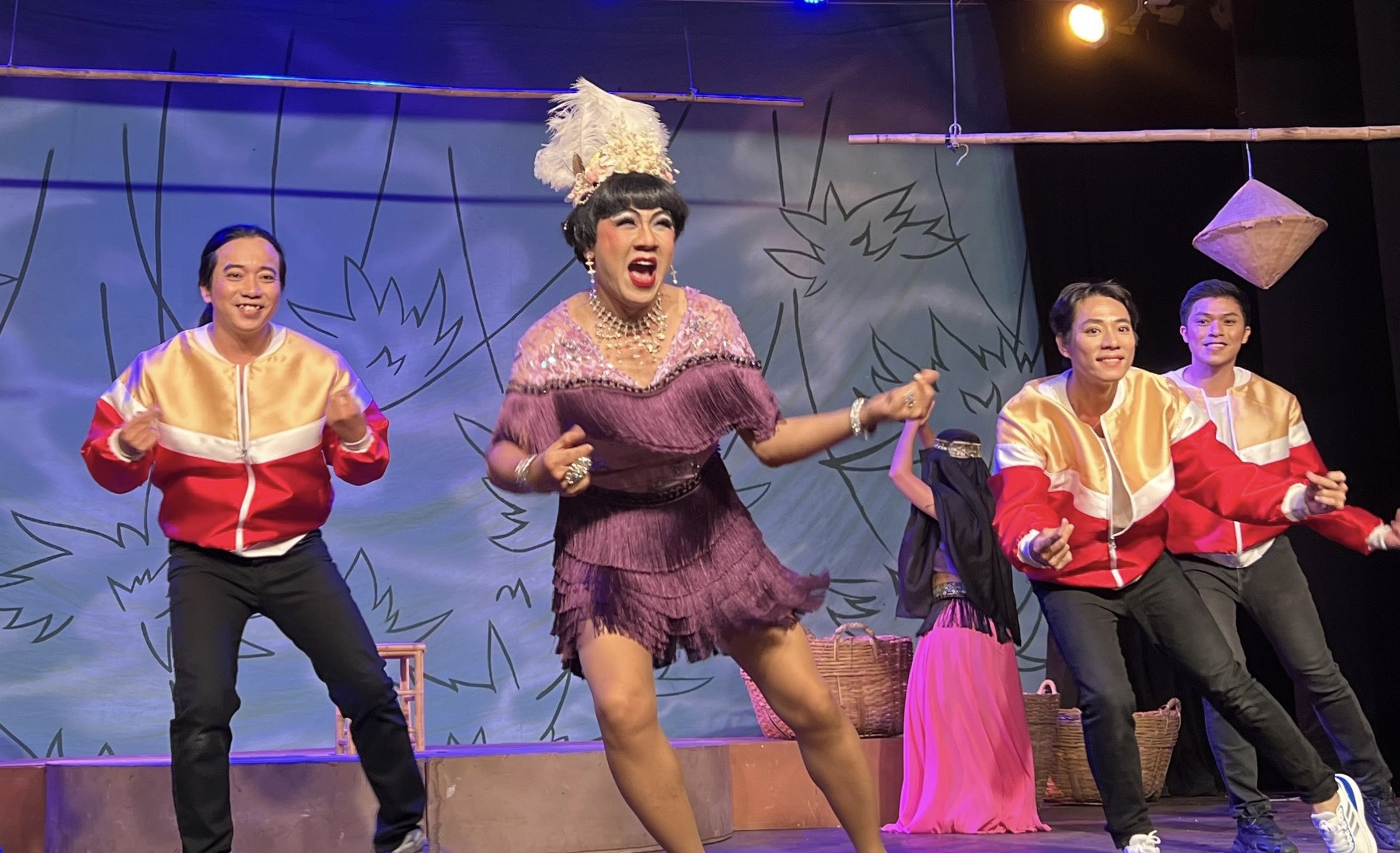 Dem dien cuoi cung cua Thanh Loc o Idecaf, khan gia oa khoc hinh anh