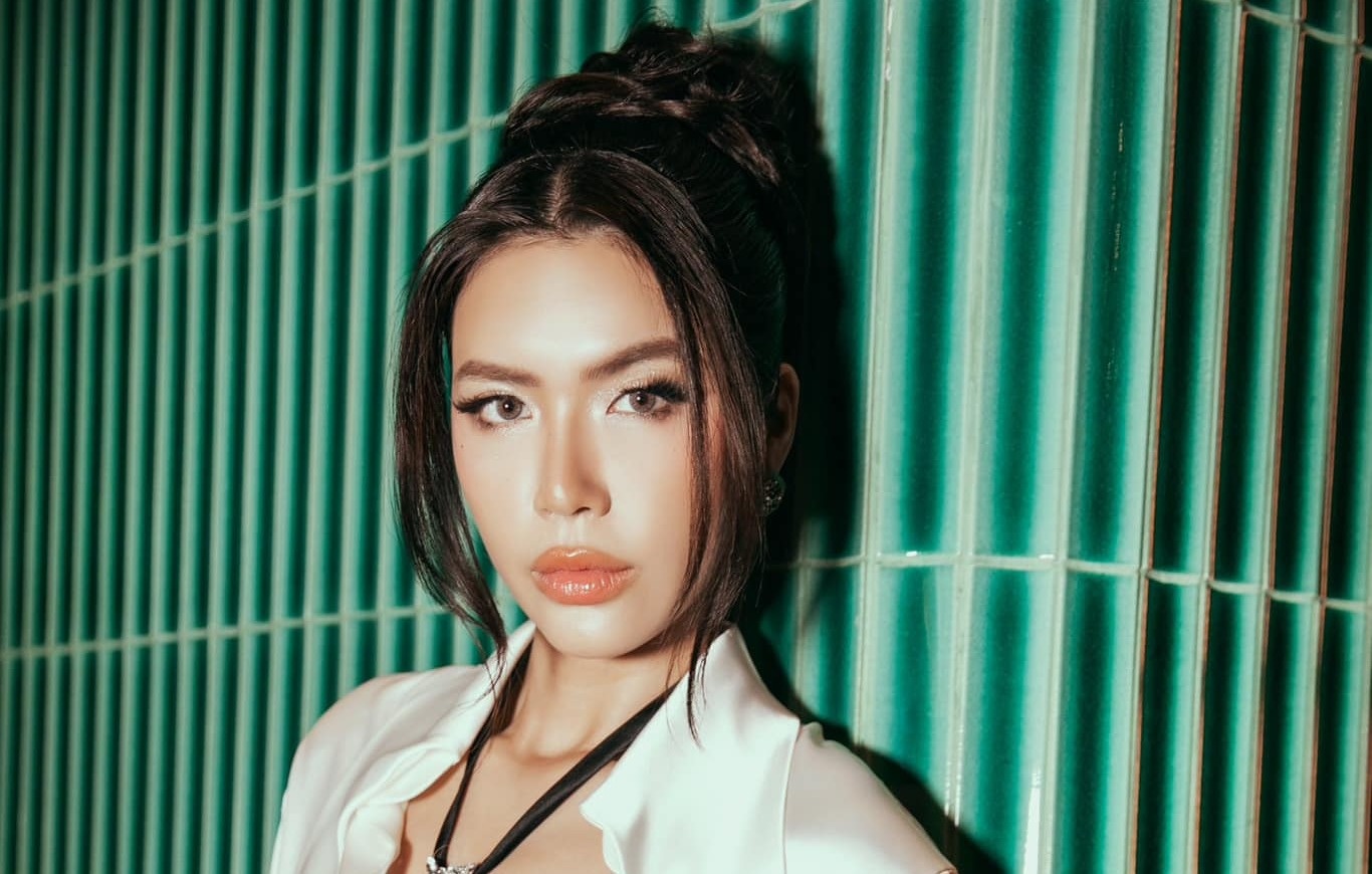 Minh Tu dung dau Carpet Check nho thoi trang noi loan hinh anh