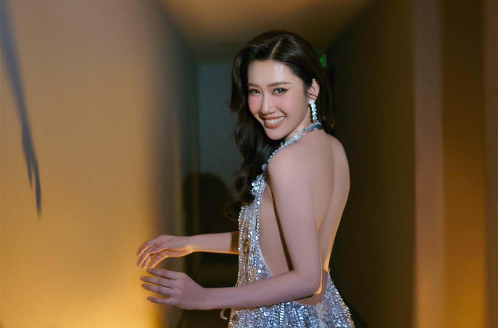 Thuy Ngan dan dau Carpet Check nho trang phuc khoe vai thon hinh anh