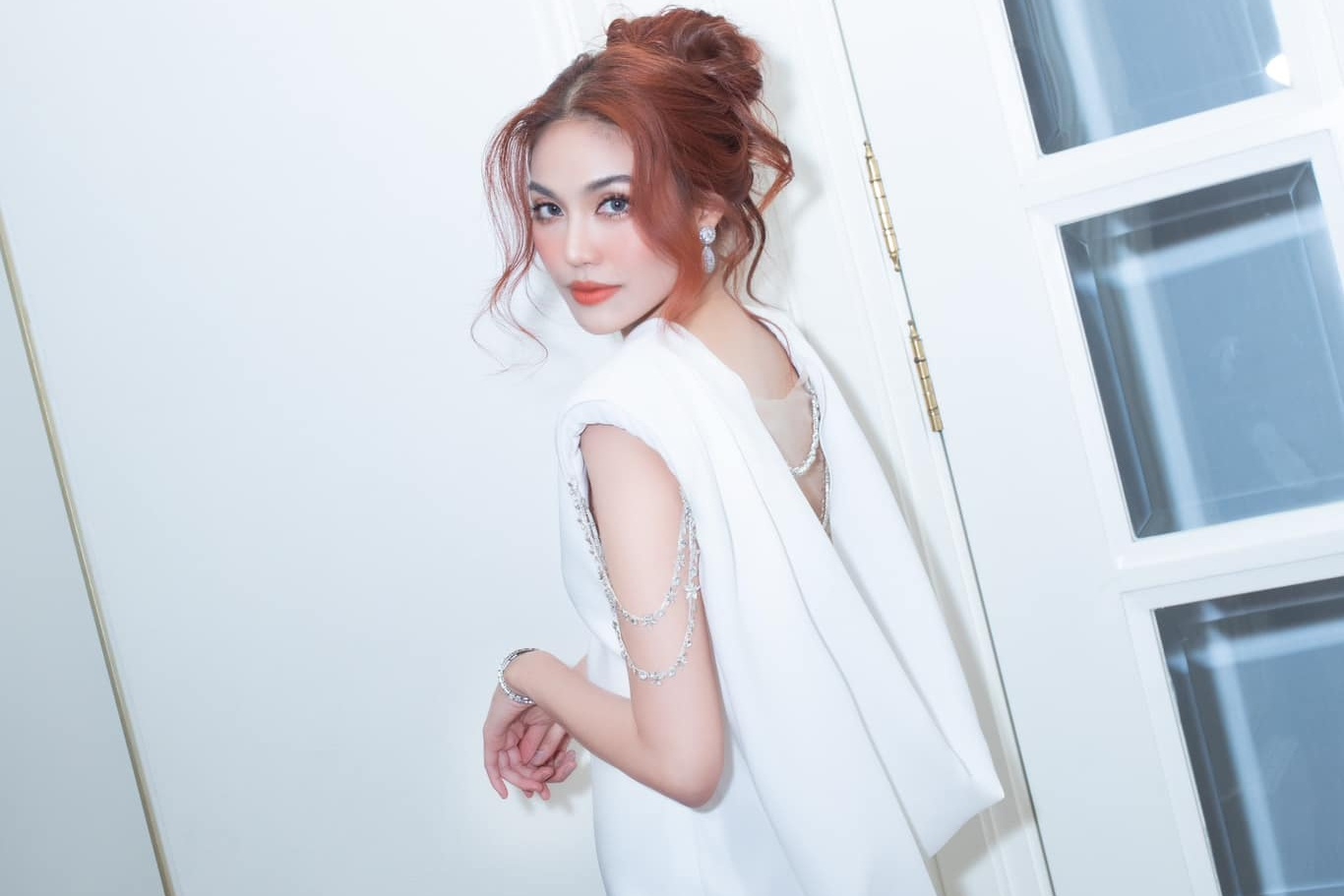 Lan Khue vuot mat loat nguoi dep nho kieu toc tru danh Kim Kardashian hinh anh