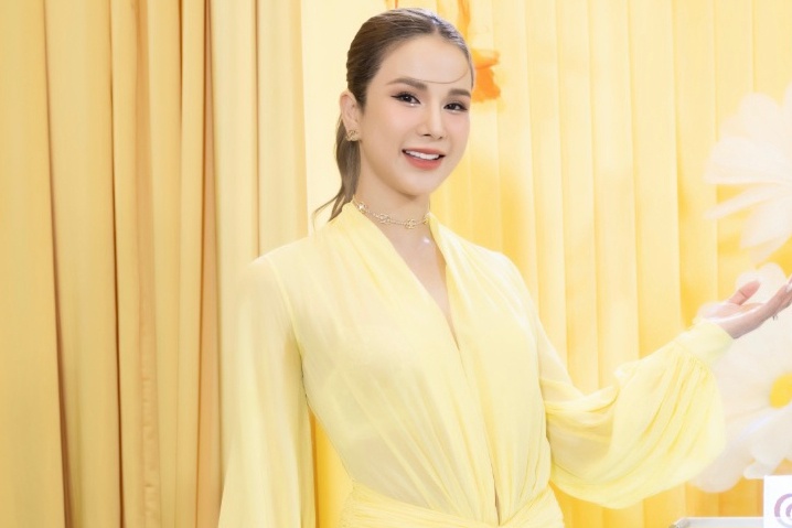 Diep Lam Anh dien mot lo noi y hinh anh