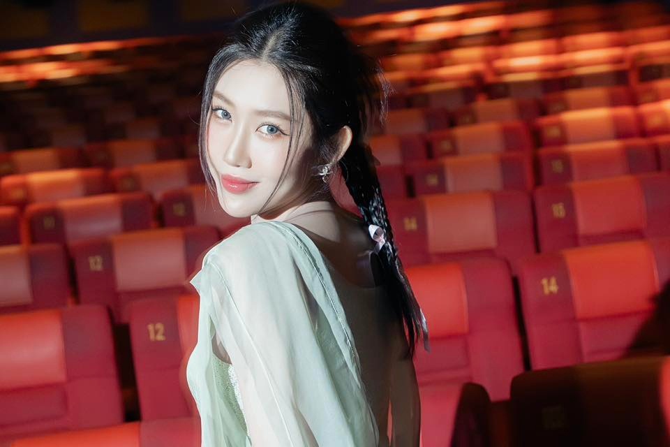 Thuy Ngan goi cam voi ao mong hinh anh