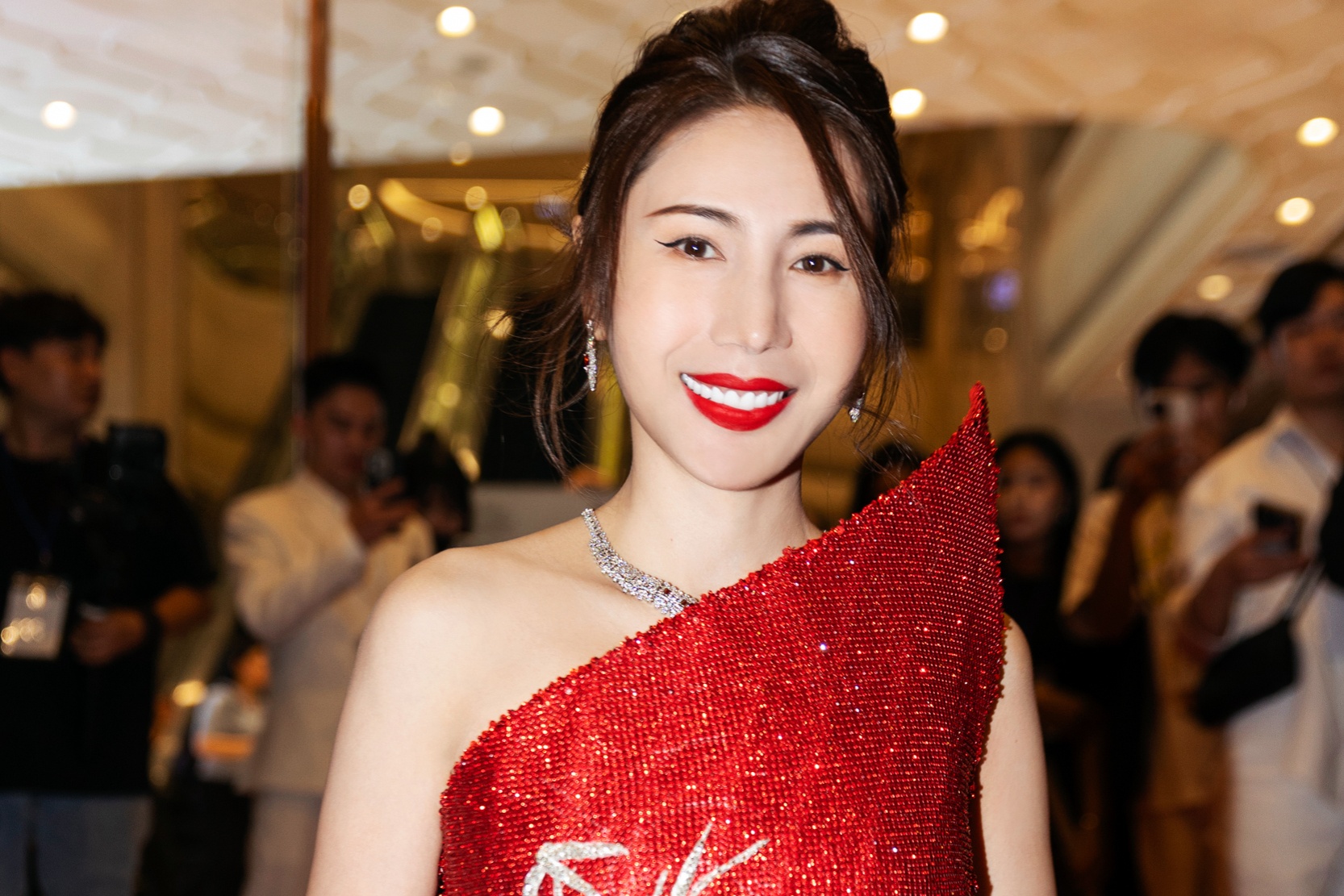 Thuy Tien mac xe sau tao bao hinh anh