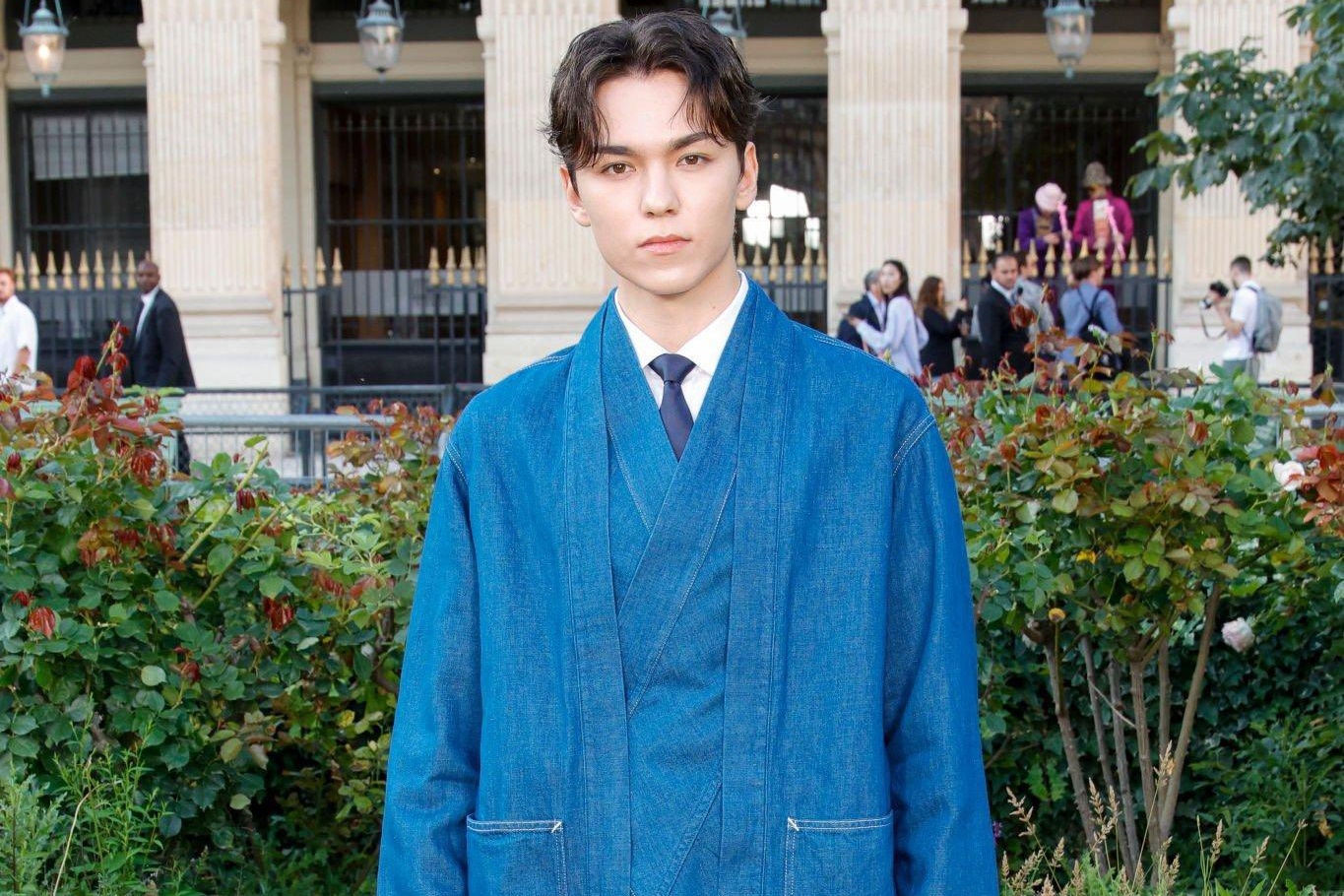 Vernon (SEVENTEEN) gay chu y khi dien nguyen cay denim o Paris hinh anh