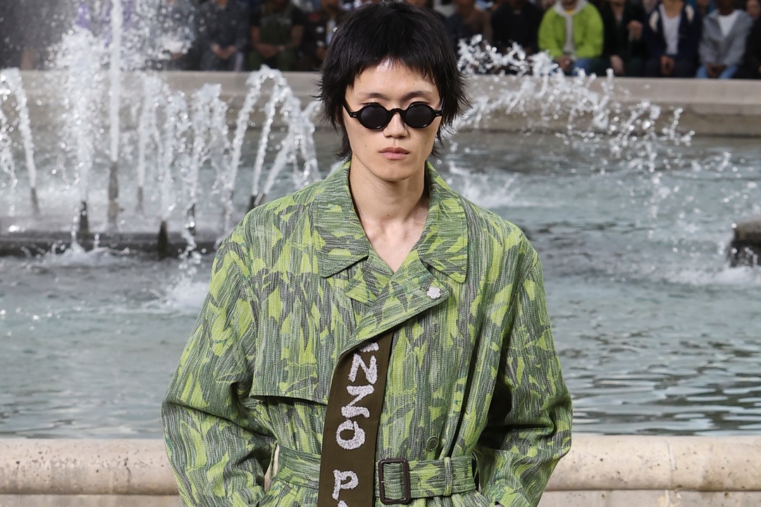 Nguoi mau mac hoa tiet tre gay chu y hinh anh