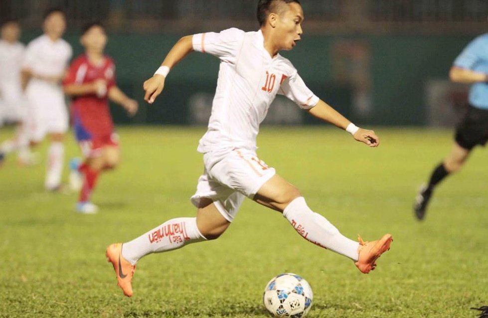 Cau thu Viet dua nhau hoc theo Ronaldo hinh anh