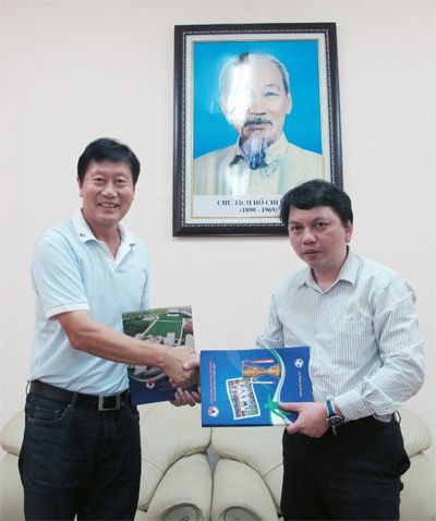 HLV Tran Van Phat chia tay doi tuyen nu Viet Nam hinh anh