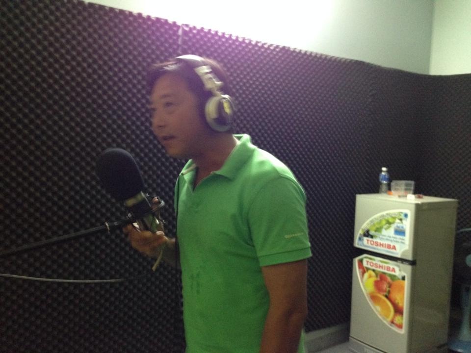 HLV Le Huynh Duc tro tai ca hat hinh anh