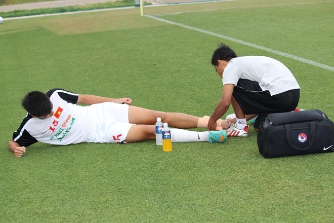 U19 Viet Nam thua dam vi Sinh vien Nhat Ban qua khoe hinh anh