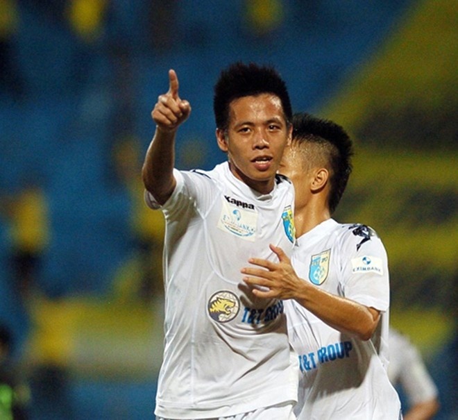Van Quyet lap hat-trick, Ha Noi T&T vung ngoi dau hinh anh
