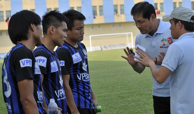 Dan anh cua U19 Viet Nam tham bai tren san nha hinh anh