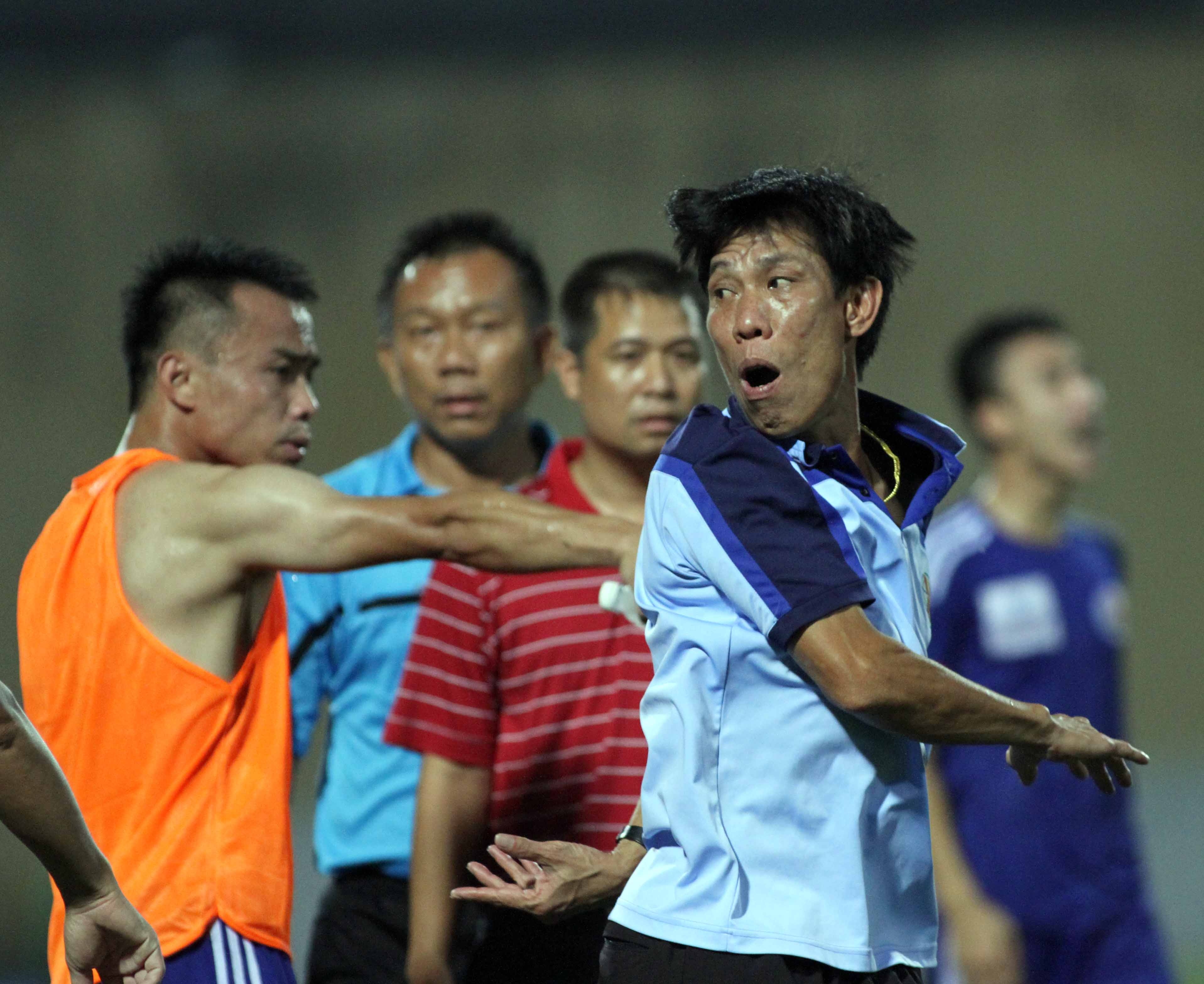 TT Vo Minh Tri bi cau thu Quang Ninh phan ung du doi hinh anh