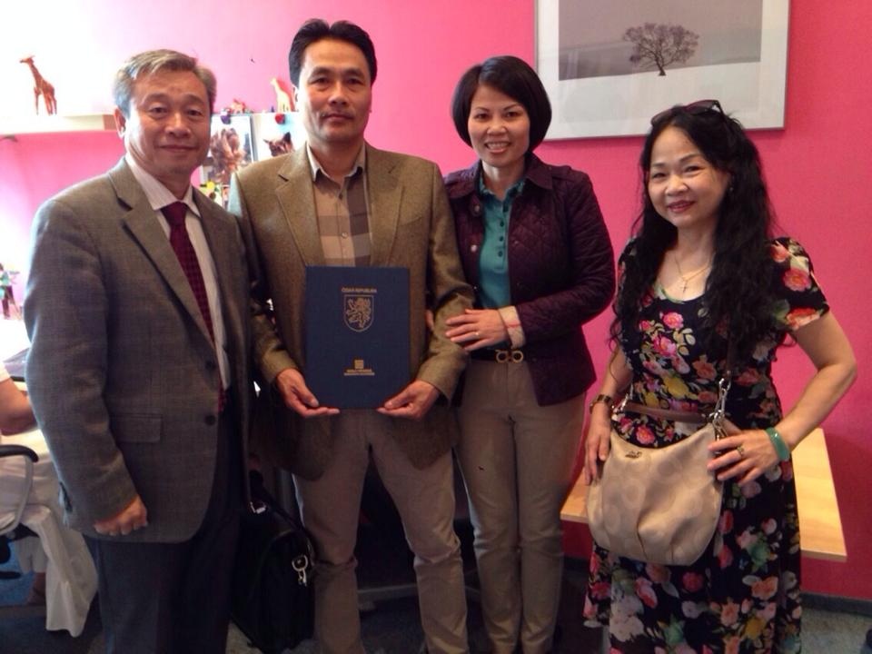 Mac Hong Quan nhan bang tot nghiep THPT tai CH Czech hinh anh