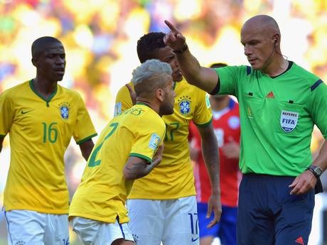 Trọng tài Howard Webb đã bắt rất chặt trận Brazil - Chile khiến HLV Scolari phàn nàn 