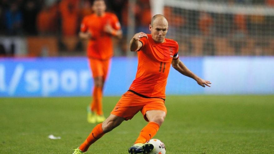 Hà Lan đang bay trên đôi chân của Robben