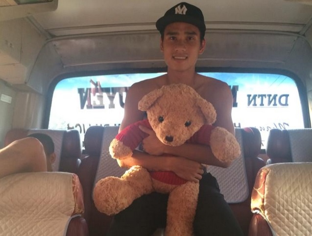 Cau thu Hai Phong 'tu suong' voi… gau bong hinh anh