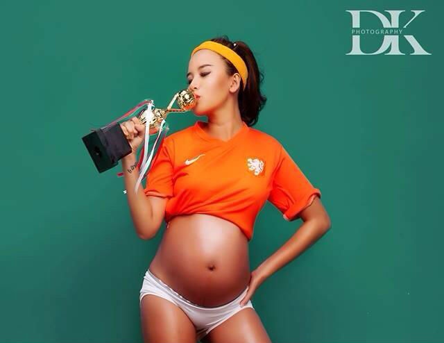 DJ Myno khoe bung bau sexy co vu Ha Lan hinh anh