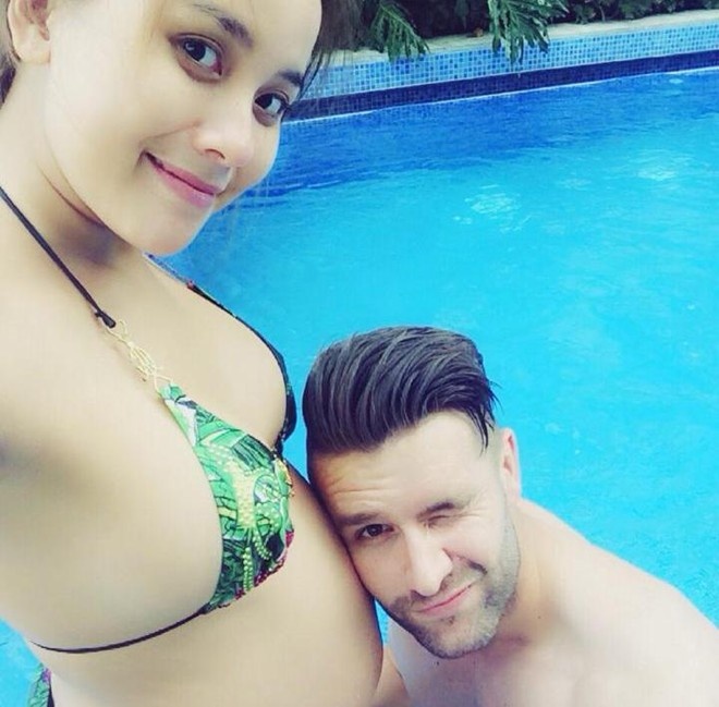 Danny van Bakel cũng hết sức quan tâm chăm sóc DJ Myno. Bộ đôi đẹp của làng bóng đá - giải trí Việt Nam chuẩn bị đón em bé đầu lòng