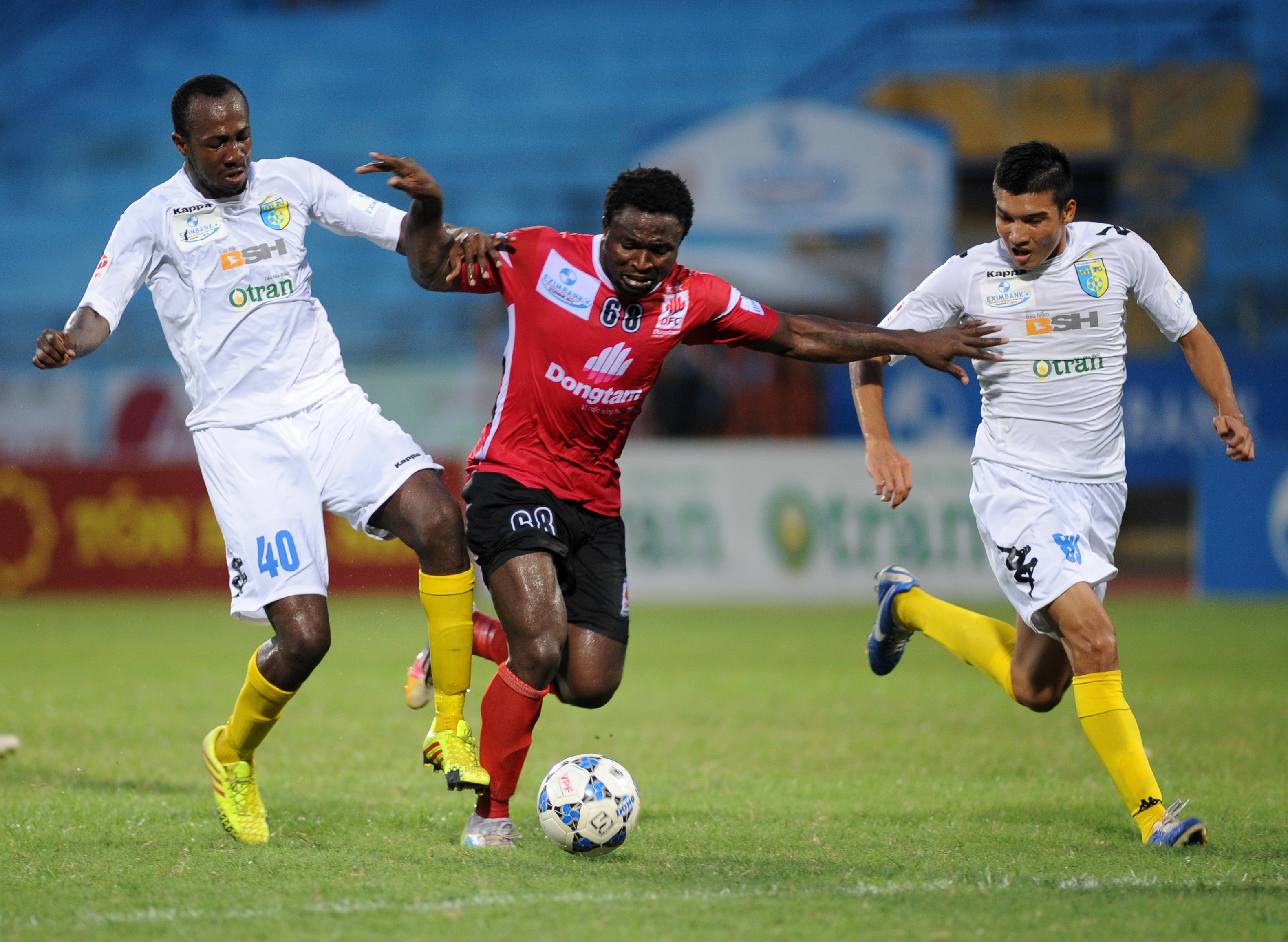 Nếu mất điểm trong 2 trận đấu liên tiếp với SLNA, Hà Nội T&T có thể bị Bình Dương vượt xa.