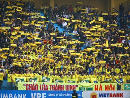 CĐV SLNA đã tạo ra một bầu không khí tuyệt vời trên sân Hàng Đẫy để cổ vũ đội bóng quê hương.