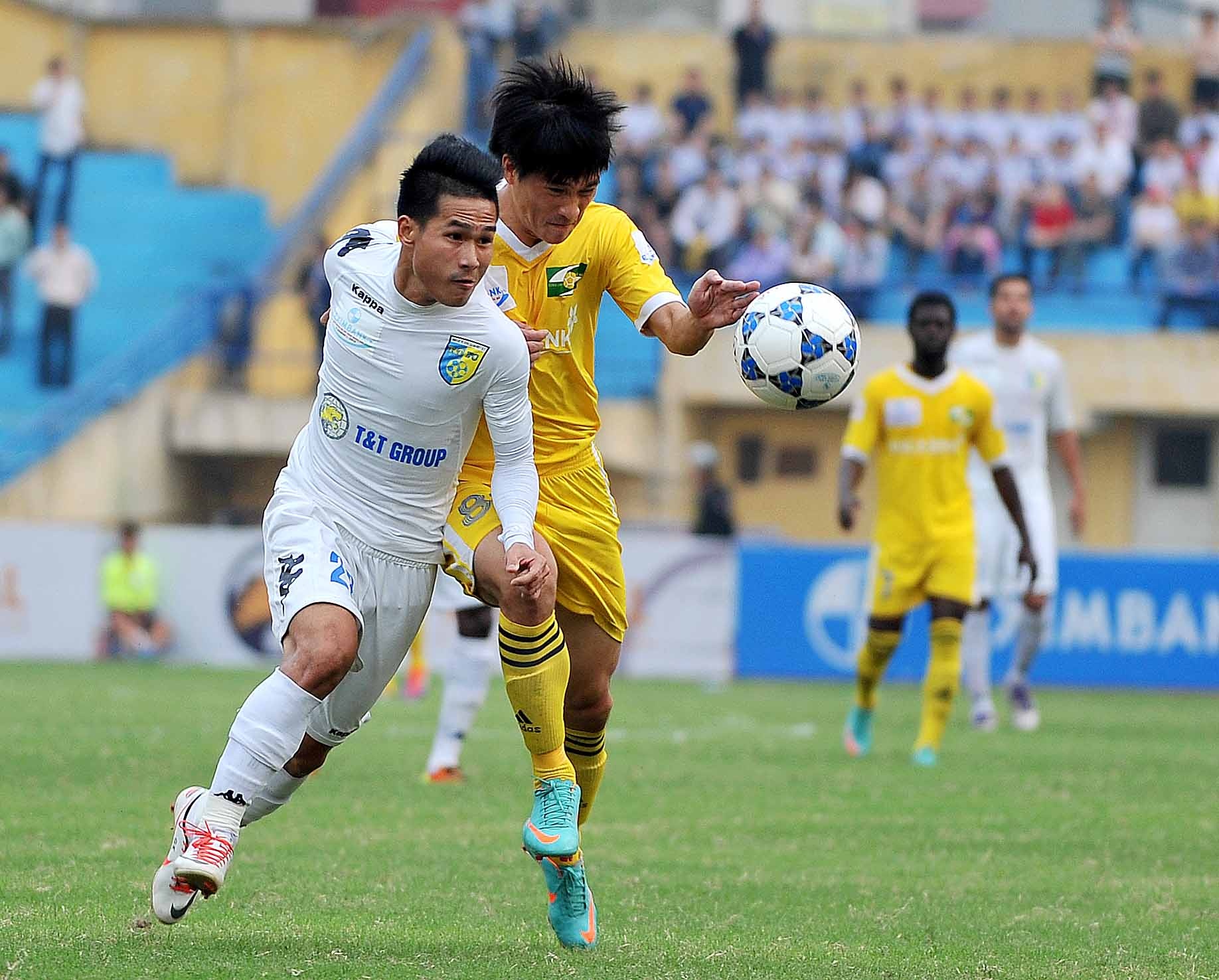 Ha Noi T&T bi cam chan boi 2 sieu pham cua SLNA hinh anh