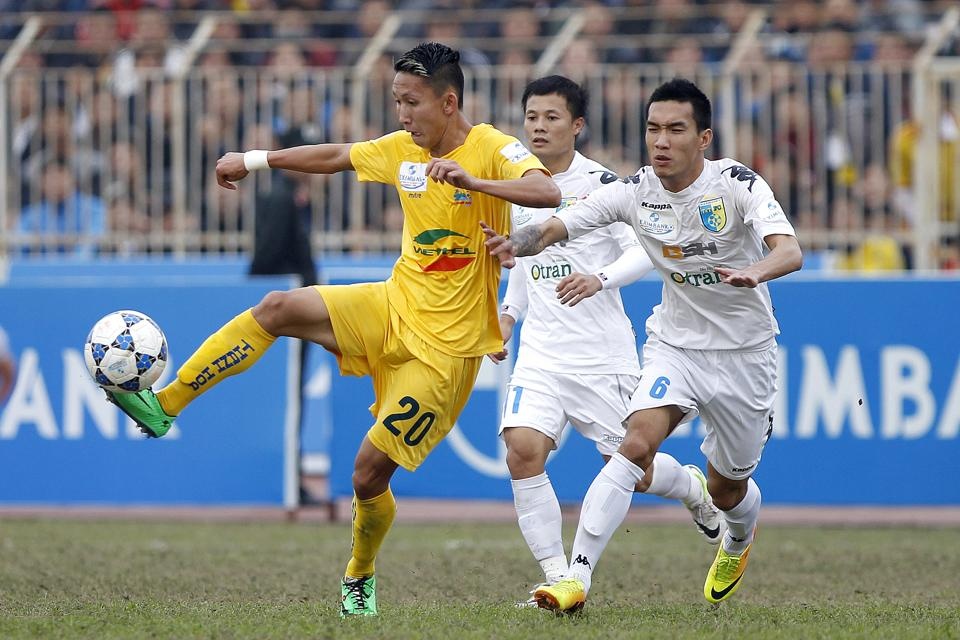 Thu nhập của vợ chồng tiền vệ có biệt danh là Tú “ngựa” như anh chia sẻ vẫn ổn. Xuân Tú vẫn đang chơi khá ổn định trong màu áo Thanh Hóa ở V.League, còn vợ anh (vốn là một ca sỹ) sau khi sinh em bé cũng bắt đầu đi diễn trở lại.