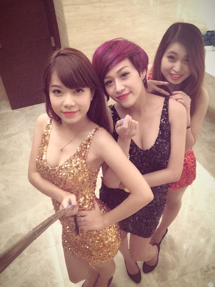 Thế nên mặt hàng được đôi vợ chồng cầu thủ-ca sỹ lựa chọn để bắt đầu việc kinh doanh chính là cây gậy “selfie stick” dùng để phục vụ nhu cầu tự chụp ảnh đang khá hot ở những thành phố lớn nhưng vẫn còn chưa phổ biến ở các tỉnh thành khác.