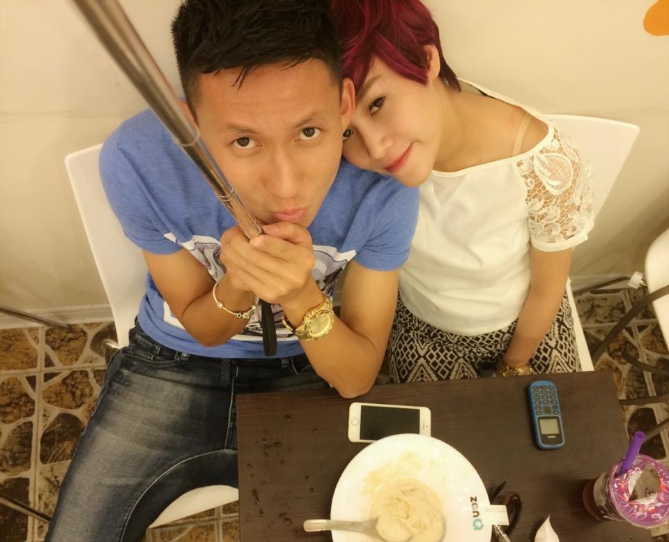 Vốn đều là những “fan cuồng” của Facebook và thường xuyên chụp ảnh đưa lên trang cá nhân, vợ chồng Xuân Tú hiểu rất rõ nhu cầu chụp ảnh “tự sướng” của các bạn trẻ.