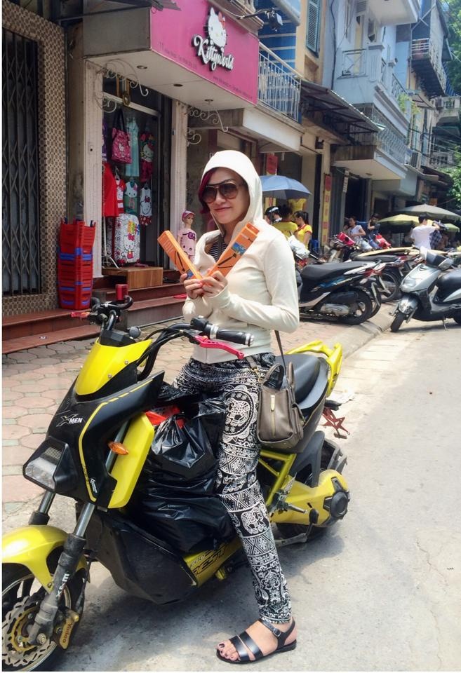 Bà xã Thanh Thủy của Xuân Tú cười tươi như lúc đang nựng con: “Trộm vía quá, hàng về hôm nào hết veo hôm đó”.