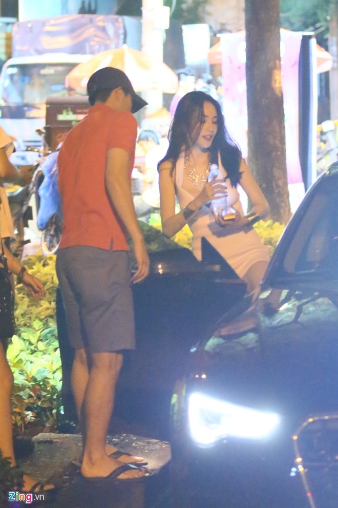 Công Vinh âu yếm mở cửa xe cho vợ, sau khi chờ Thủy Tiên biểu diễn gần 1h đồng hồ. 