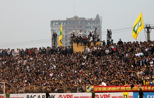 Bầu không khí trên sân Vinh hầu như lúc nào cũng rất cuồng nhiệt.