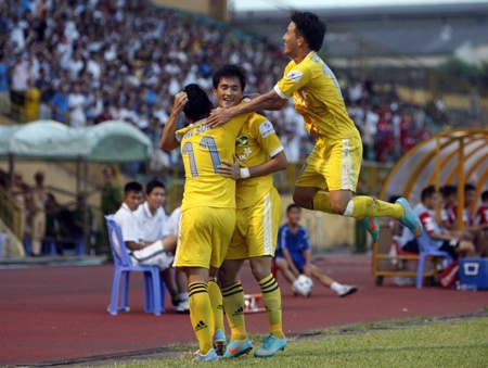 Thày trò HLV Nguyễn Hữu Thắng luôn biết cách biến sự ủng hộ cuồng nhiệt của khán giả thành sức mạnh